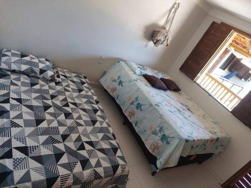 um pequeno quarto com uma cama e uma janela em Casa na Praia com Super Piscina, em Condomínio Fechado. em São José de Ribamar