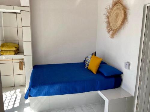 1 dormitorio con 1 cama azul en una habitación en Casa Isla Delfín, en Lo de Marcos