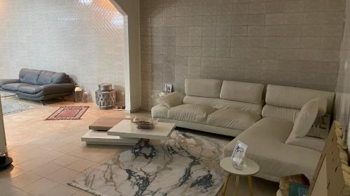 uma sala de estar com um sofá e uma mesa em Villa L6 em Dakar