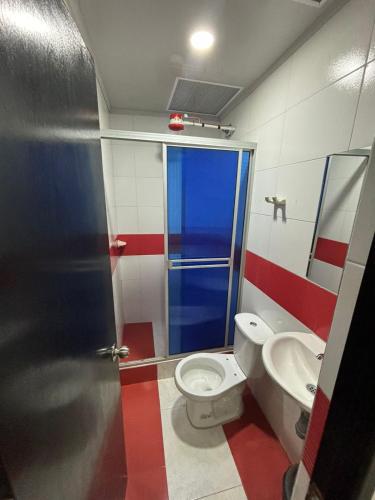 ein Bad mit einem WC und einem Waschbecken in der Unterkunft HOTEL TUNJA ALEJANDRIA in Tunja