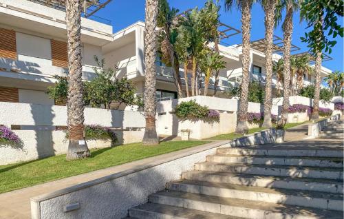 eine Treppe vor einem Gebäude mit Palmen in der Unterkunft Awesome Home In Marina Di Ragusa in Marina di Ragusa