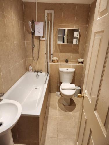 uma casa de banho com um WC, uma banheira e um lavatório. em UK CHAPS Retreat: Private Chelsea Studio em Londres