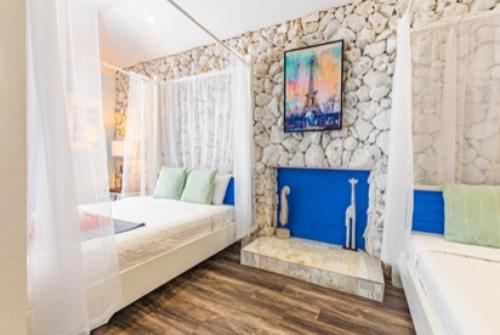 Postel nebo postele na pokoji v ubytování Studio Palms BC