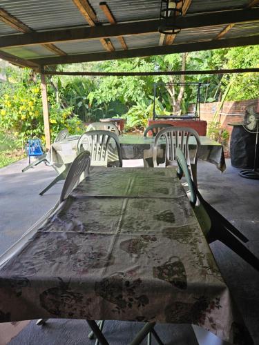 una mesa y sillas sentadas bajo una cubierta en un patio en Casa de la Y - B&B, en Encarnación