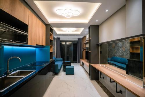 una cucina con armadi blu e banconi blu di Cozy house near Pink Church ad Ho Chi Minh