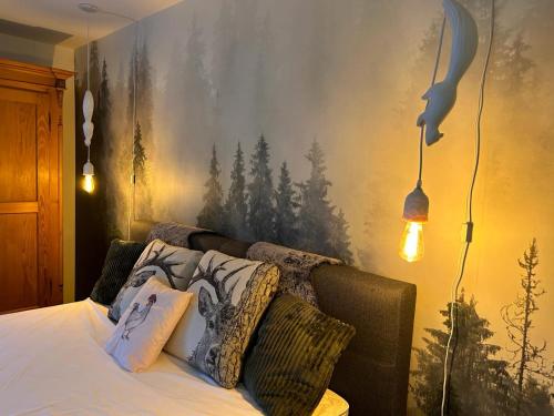 sypialnia z łóżkiem z obrazem na ścianie w obiekcie City Apartment Baden-Baden w Baden-Baden