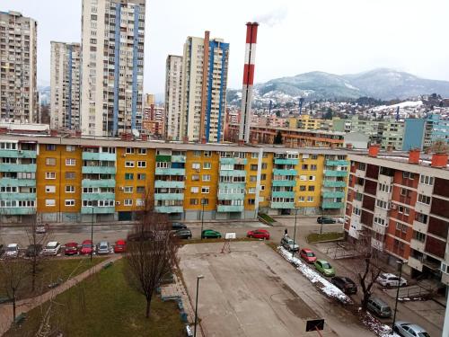 uma vista para uma cidade com edifícios altos em Apartman Viktor Sarajevo em Sarajevo