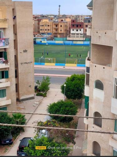 uma vista para um campo de basebol a partir de um edifício em شقه الفردوس em Dumyat al Jadidah