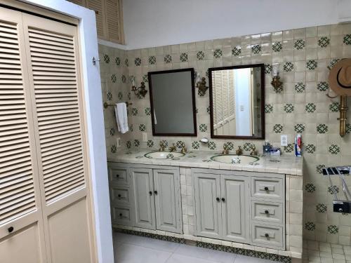 Baño con 2 lavabos y espejo en Casa La Bonita en Cuernavaca