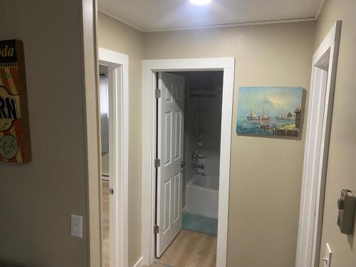 een badkamer met een douche en een schilderij aan de muur bij Bellaire Midtown Cottage in Bellaire