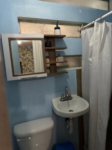Ванная комната в Casa Vázquez , "Como en casa" , hospédate con nosotros y recibirás una atención personalizada, servicio y confort nos distingue.