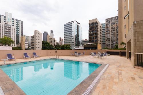uma piscina no telhado de um edifício em Volpi Residence na Savassi - Sinta-se em casa! em Belo Horizonte