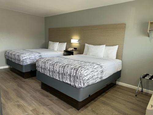 Ένα ή περισσότερα κρεβάτια σε δωμάτιο στο Copper Manor Motel