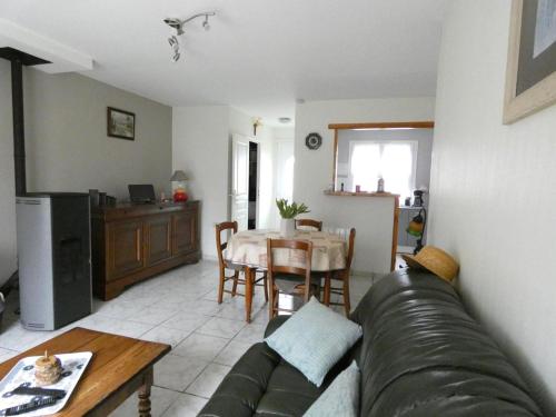 un salon avec un canapé et une table dans l'établissement Maison de plain-pied avec cour privée, proche de la plage, idéale pour familles, Côte d'Opale. - FR-1-376-108, à Hesdigneul-lès-Boulogne