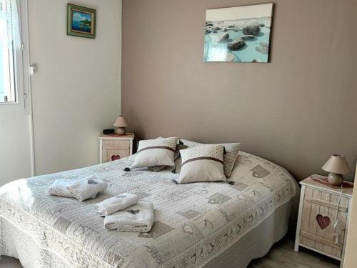 a bedroom with a bed with towels on it at Gîte Hesdigneul-lès-Boulogne, 3 pièces, 4 personnes - FR-1-376-108 in Hesdigneul-lès-Boulogne