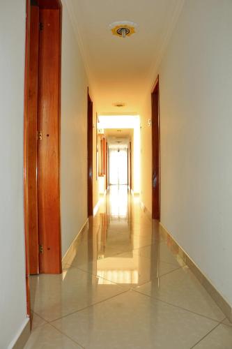 an empty hallway with a long hall with wooden doors at HOTEL CAMELIA REAL BRICEÑO in Sopo