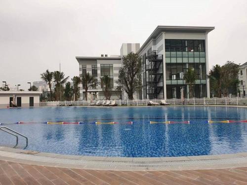 una grande piscina di fronte a un edificio di Studio cao cấp Vinhomes Greenbay Mễ trì giá rẻ nhất Hà Nội a Hanoi