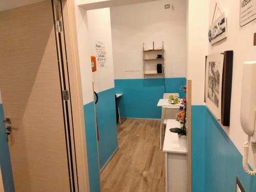 einen Flur in einem Zimmer mit blauen und weißen Wänden in der Unterkunft Mole Adriana Guest House in Rom
