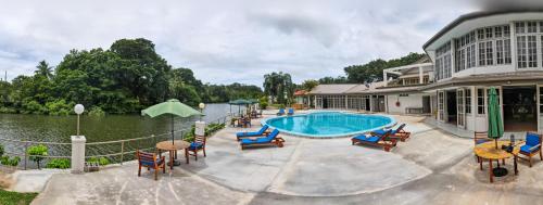 בריכת השחייה שנמצאת ב-Yatu Lau Lagoon Resort Fiji או באזור