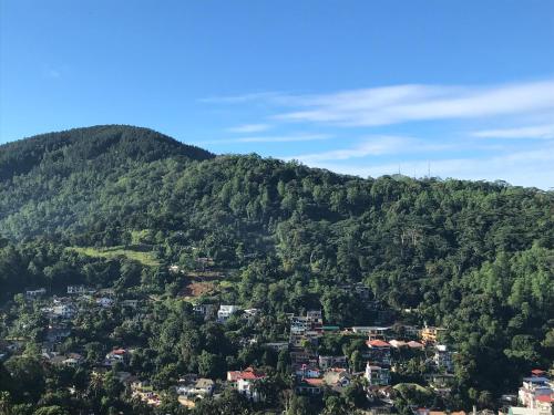 Vista general de una montaña o vista desde la casa de huéspedes