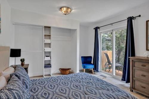 une chambre avec un lit, une fenêtre et une chaise dans l'établissement Dorado at The Kabins by The Falls, à Fenelon Falls