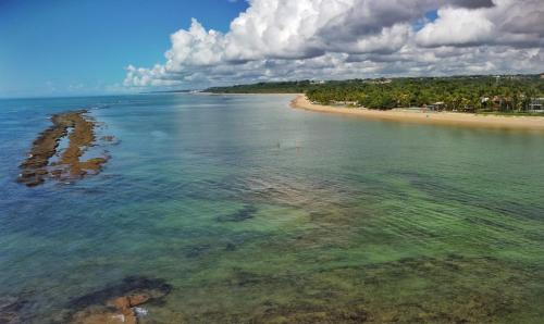 Pousada Villa Tainá Bahia في ارايال دايودا: اطلالة جوية على الشاطئ والمحيط