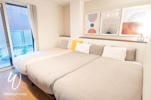 Duas camas num quarto com uma janela em WeeklyHouse Silto Crete - Vacation STAY 14148v em Otsu