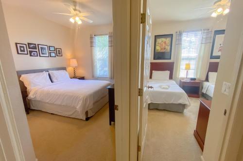 une chambre avec deux lits et un ventilateur de plafond dans l'établissement Family Vacation House at Resort, à Kissimmee