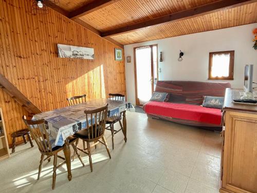 une pièce avec une table, des chaises et un lit dans l'établissement Maison de Vacances avec Piscine Chauffée, Tennis et Proximité Mer à Bretignolles-sur-Mer - FR-1-231-309, à Bretignolles-sur-Mer