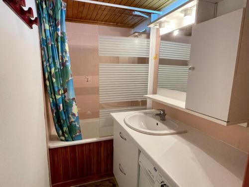 une salle de bain avec un lavabo et un rideau de douche dans l'établissement Maison de Vacances avec Piscine Chauffée, Tennis et Proximité Mer à Bretignolles-sur-Mer - FR-1-231-309, à Bretignolles-sur-Mer