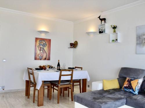 un salon avec une table et un canapé dans l'établissement Appartement 3 Pièces avec Terrasse, 4 Couchages, Climatisation, Villeneuve-Loubet Plage - FR-1-252A-116, à Villeneuve-Loubet