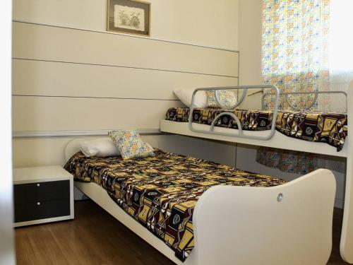 Cette petite chambre comprend un lit et deux lits superposés. dans l'établissement Appartement 3 Pièces avec Terrasse, 4 Couchages, Climatisation, Villeneuve-Loubet Plage - FR-1-252A-116, à Villeneuve-Loubet