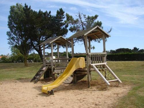 Photo de la galerie de l'établissement Maison avec piscine chauffée, tennis, Wi-Fi à 600m de la mer - FR-1-231-311, à Bretignolles-sur-Mer