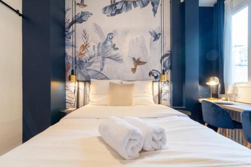 una camera da letto con un letto con asciugamani sopra di Equipped studio in the center of Lille a Lille