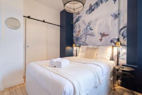 une chambre avec un grand lit avec des serviettes dessus dans l'établissement Equipped studio in the center of Lille, à Lille