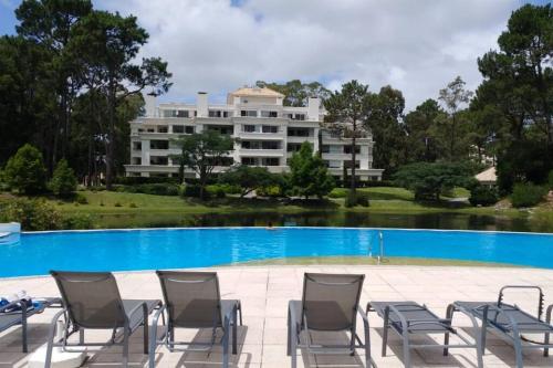 Bazén v ubytování Green Park 101 D Apto 2 amb. frente al lago nebo v jeho okolí