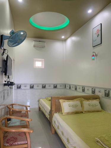 a bedroom with a bed and a green ceiling at Nhà nghỉ Bá Thành - Lý Sơn in Quang Ngai