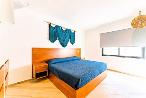 1 dormitorio con cama, escritorio y ventana en ANANA Yaaxlum 105 s, en Tulum