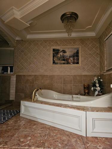 y baño con bañera y techo. en A cozy shared house with a friendly vibe, en Metuchen