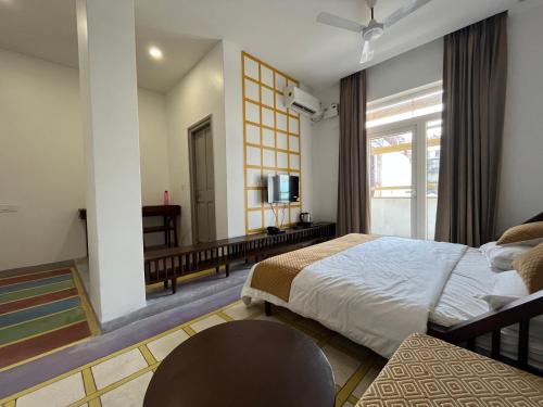 Habitación de hotel con 2 camas y TV en nKAaSA hotel Personal Suites en Raxaul