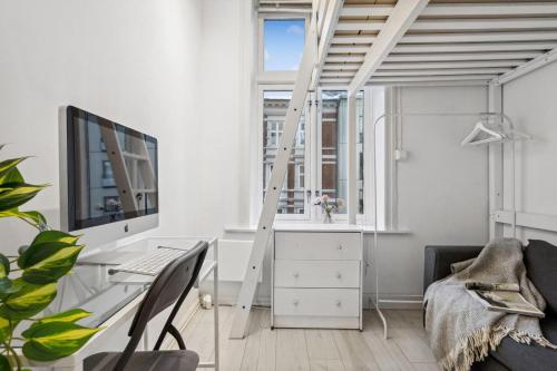 een kamer met een bureau, een computer en een raam bij Cozy room with smart solutions Grunerløkka Central in Oslo