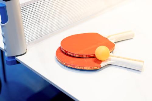a ping pong racket and ball on a table at 源泉かけ流し 白濁 Forest Suite Hakone Sengokuhara in Sengokuhara