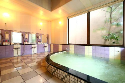 un ampio bagno con ampia piscina di 民宿ふくだ a Minamiōsaka