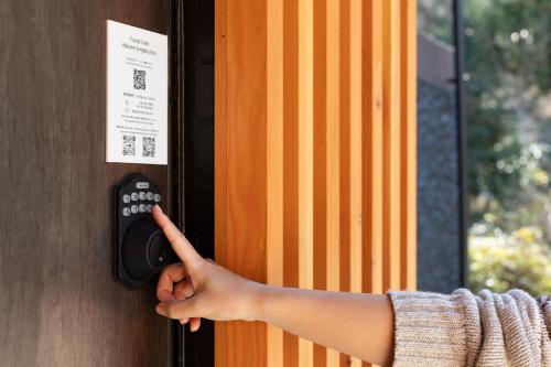 a person pointing to a door with their index finger at 源泉かけ流し 白濁 Forest Suite Hakone Sengokuhara in Sengokuhara