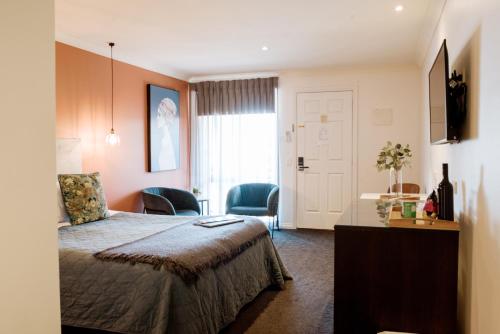 a hotel room with a bed and a window at Alexandra Place in Bendigo