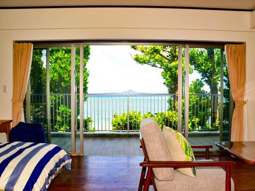 a bedroom with a bed and a large sliding glass door at Niruyakanaya BISE - Vacation STAY 36700v in Bise
