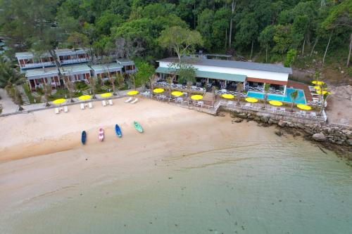 een luchtzicht op een strand met een resort bij One Beach Resort in Koh Rong Sanloem