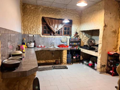 cocina con fregadero y encimera en Cozy village house en Tudugalla