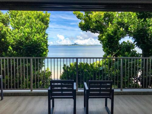 two chairs sitting on a balcony looking out at the ocean at Niruyakanaya BISE - Vacation STAY 36708v in Bise