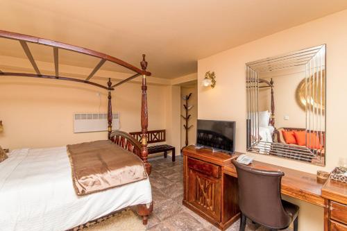 a bedroom with a bed and a desk and a desk at The Forest and Lake by Schofieldshire in Nuwara Eliya